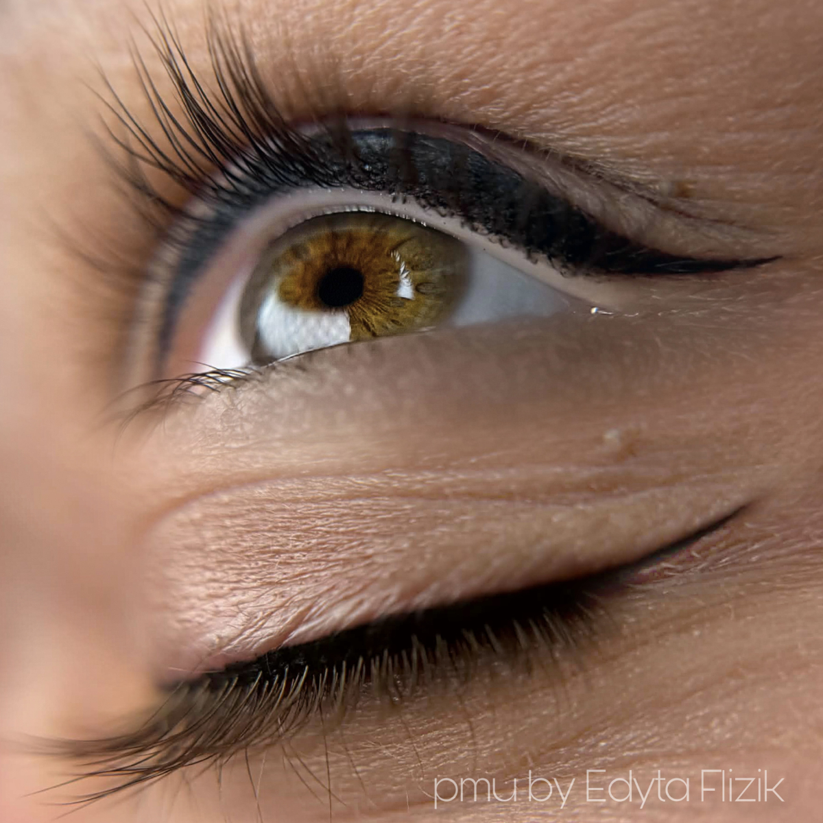 Permanent makeup eyeliner met wing met een strakke klassieke eyeliner en elegante wing voor een intense en verfijnde oogopslag